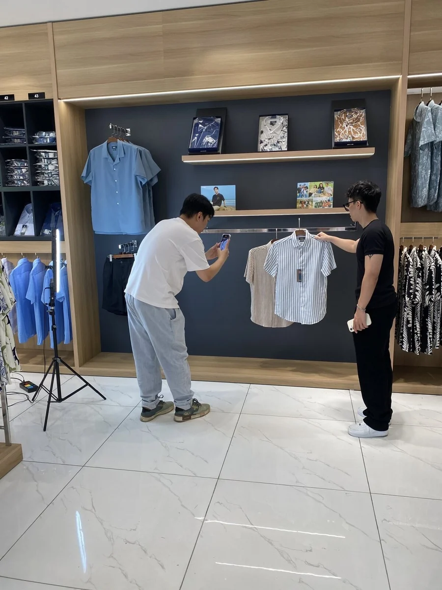 Phối hợp quay cận sản phẩm áo sơ mi tại showroom DGC Men Fashion