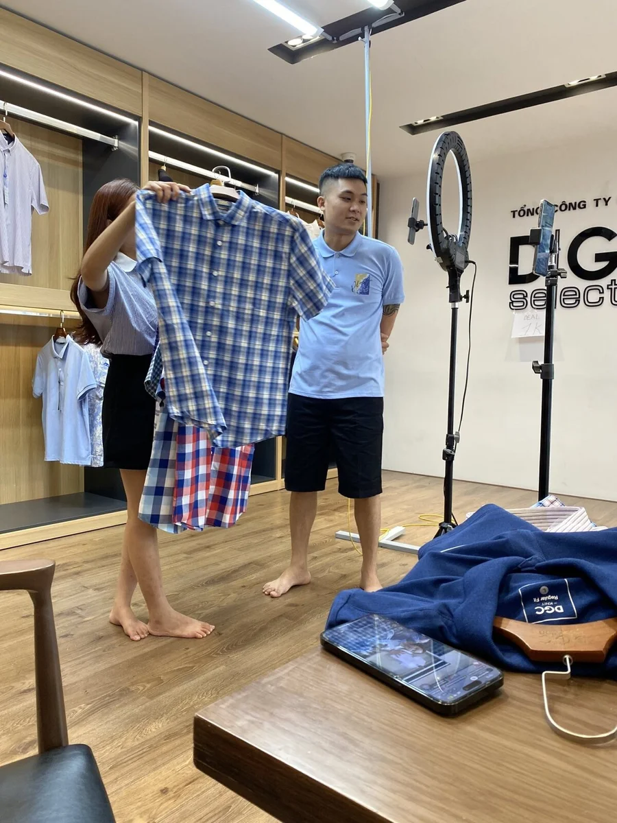 Buổi giới thiệu áo sơ mi DGC trước máy quay livestream