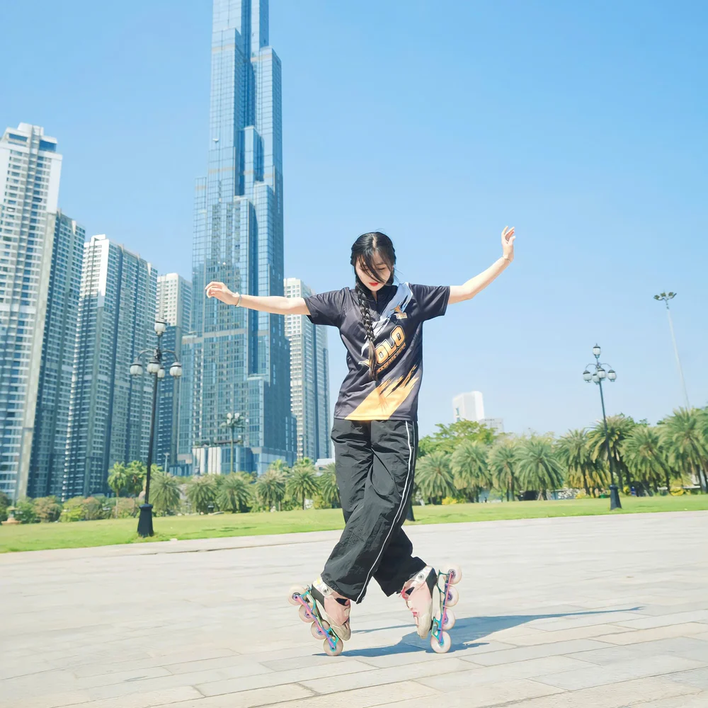 Huấn luyện viên YOLO Freeskate trình diễn kỹ thuật patin ngoài trời